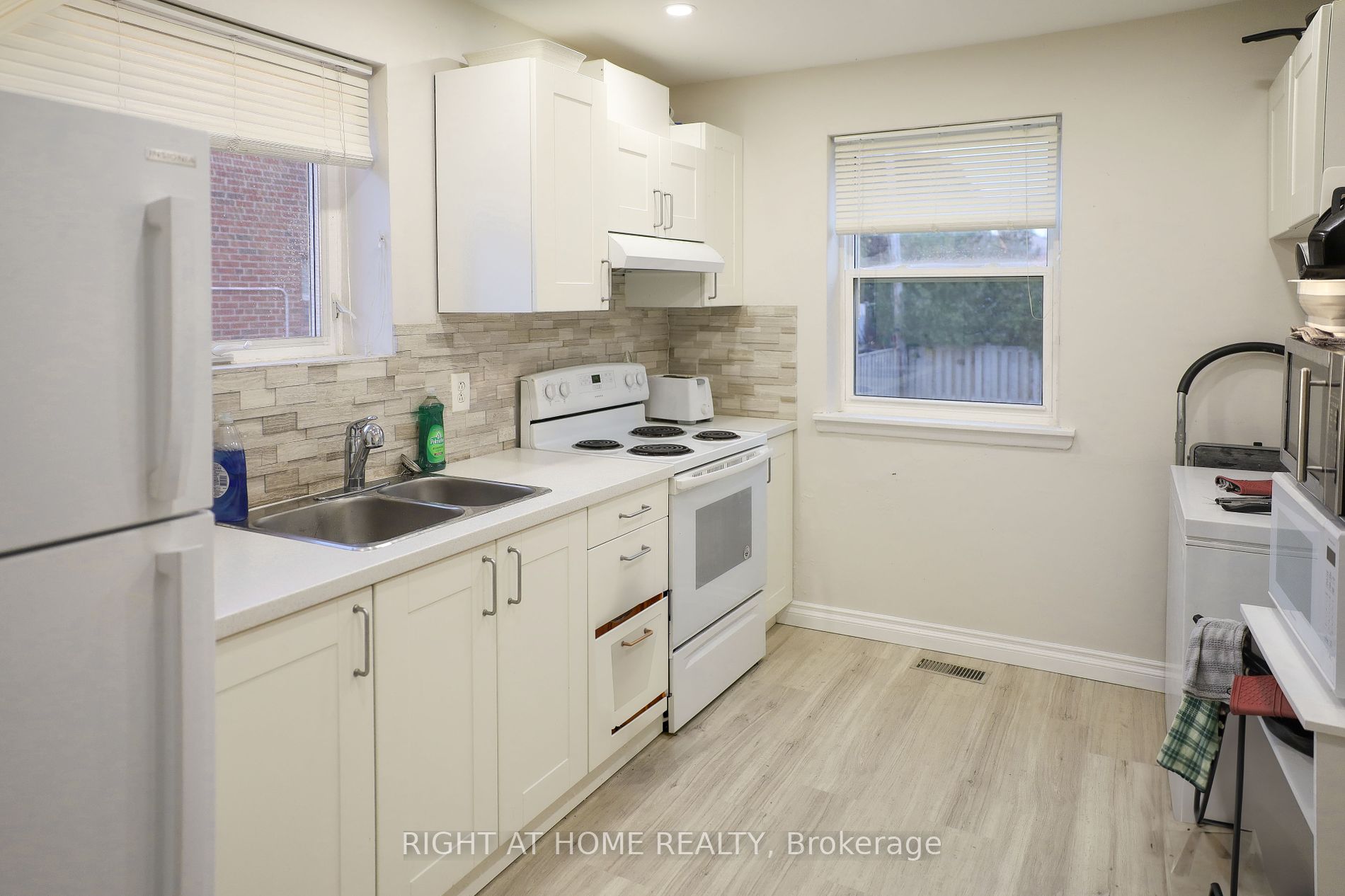 572 Crerar Ave W Property Photo 8