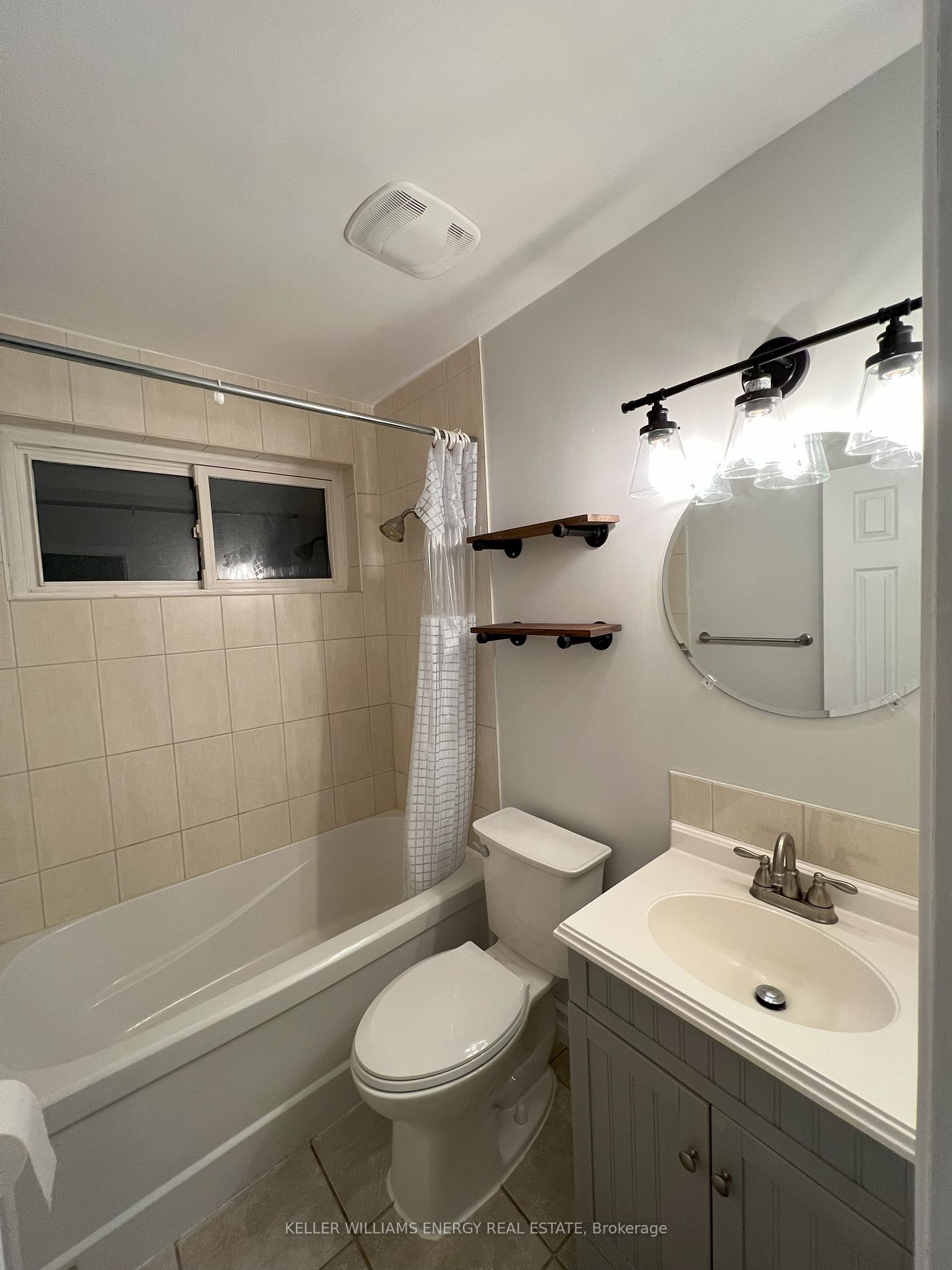 927 Centre St N Property Photo 10