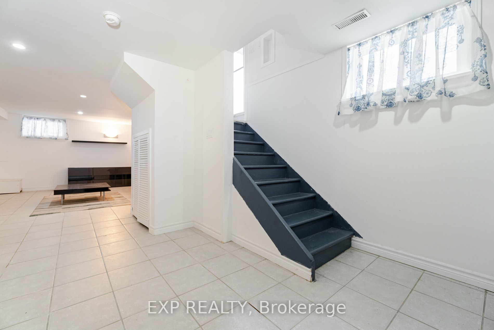 77 Westbourne Ave S Property Photo 5