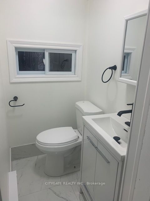103 1/2 Carlaw Ave Property Photo 5