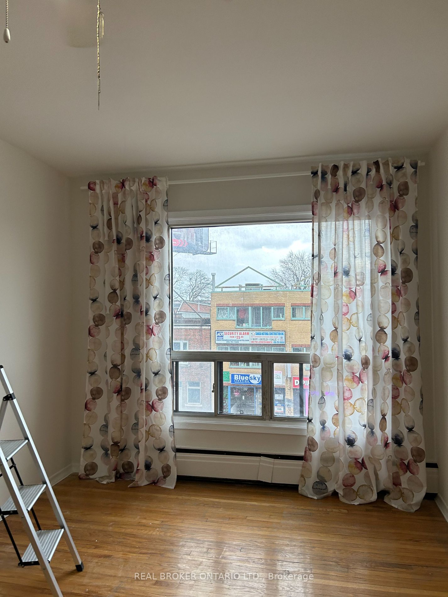 2844 Danforth Ave Property Photo 4