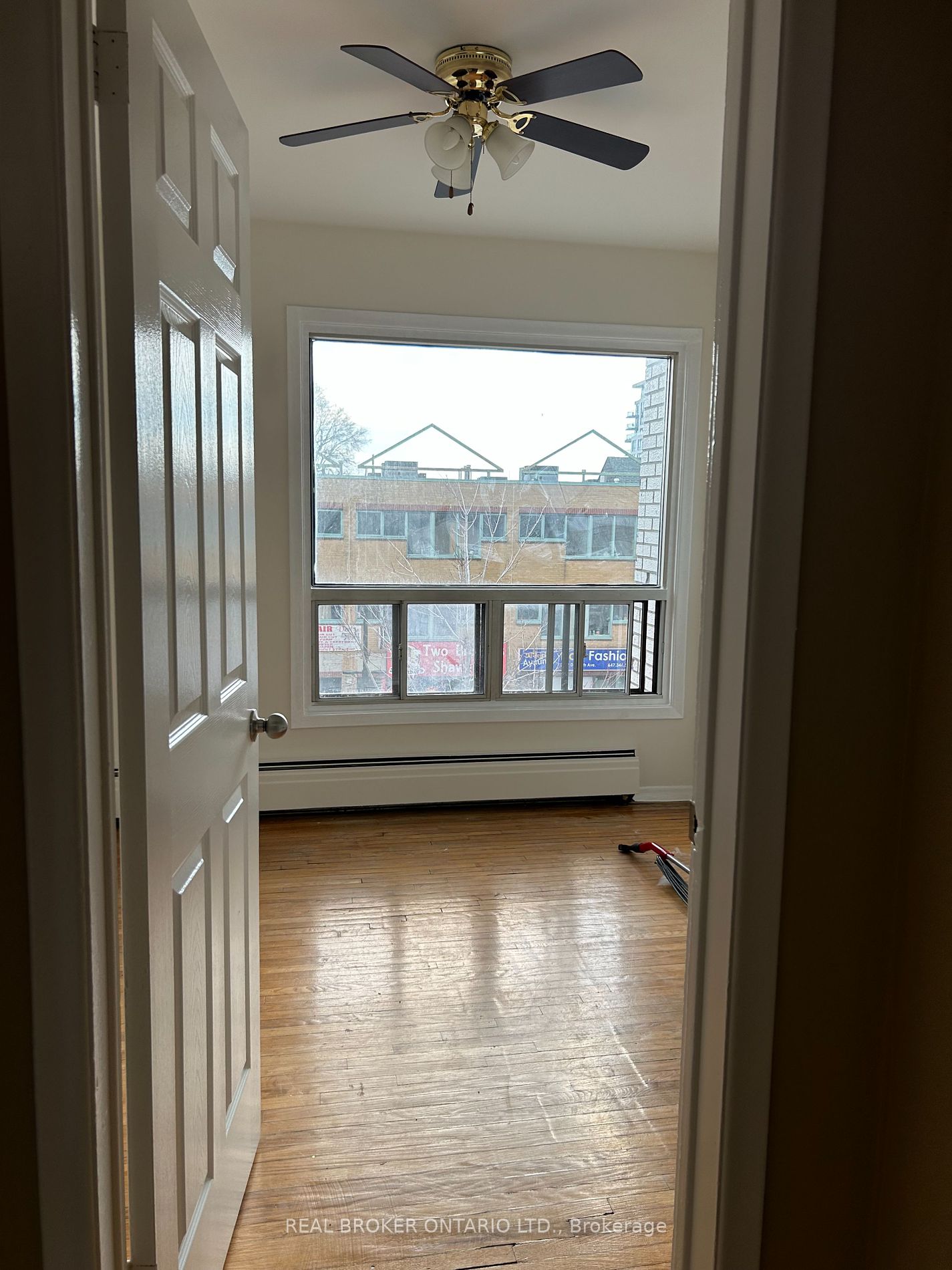 2844 Danforth Ave Property Photo 5
