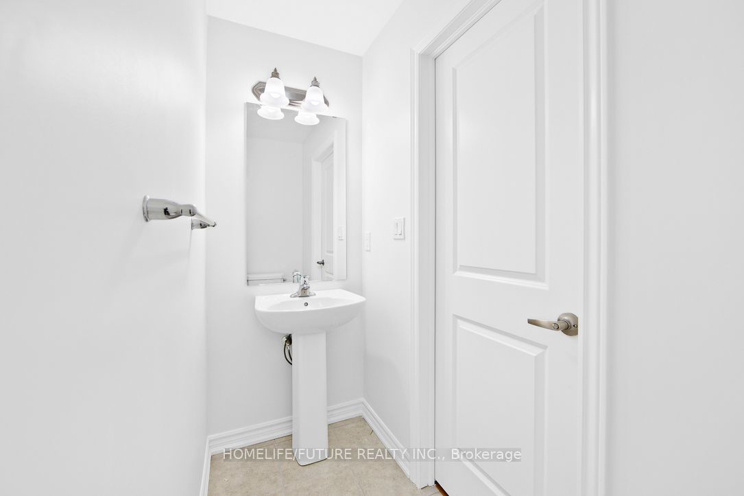 450 Okanagan Path Property Photo 14