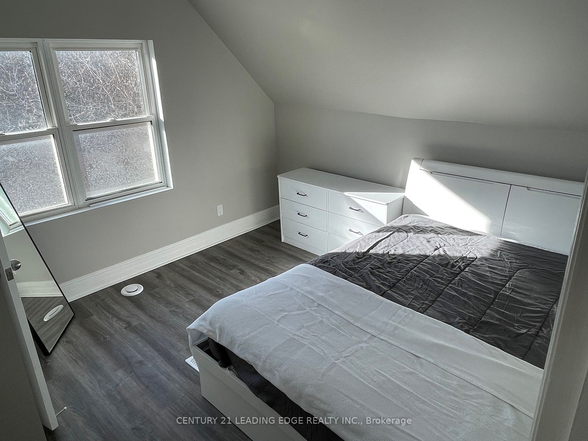 1098 Ritson Rd N Property Photo 8