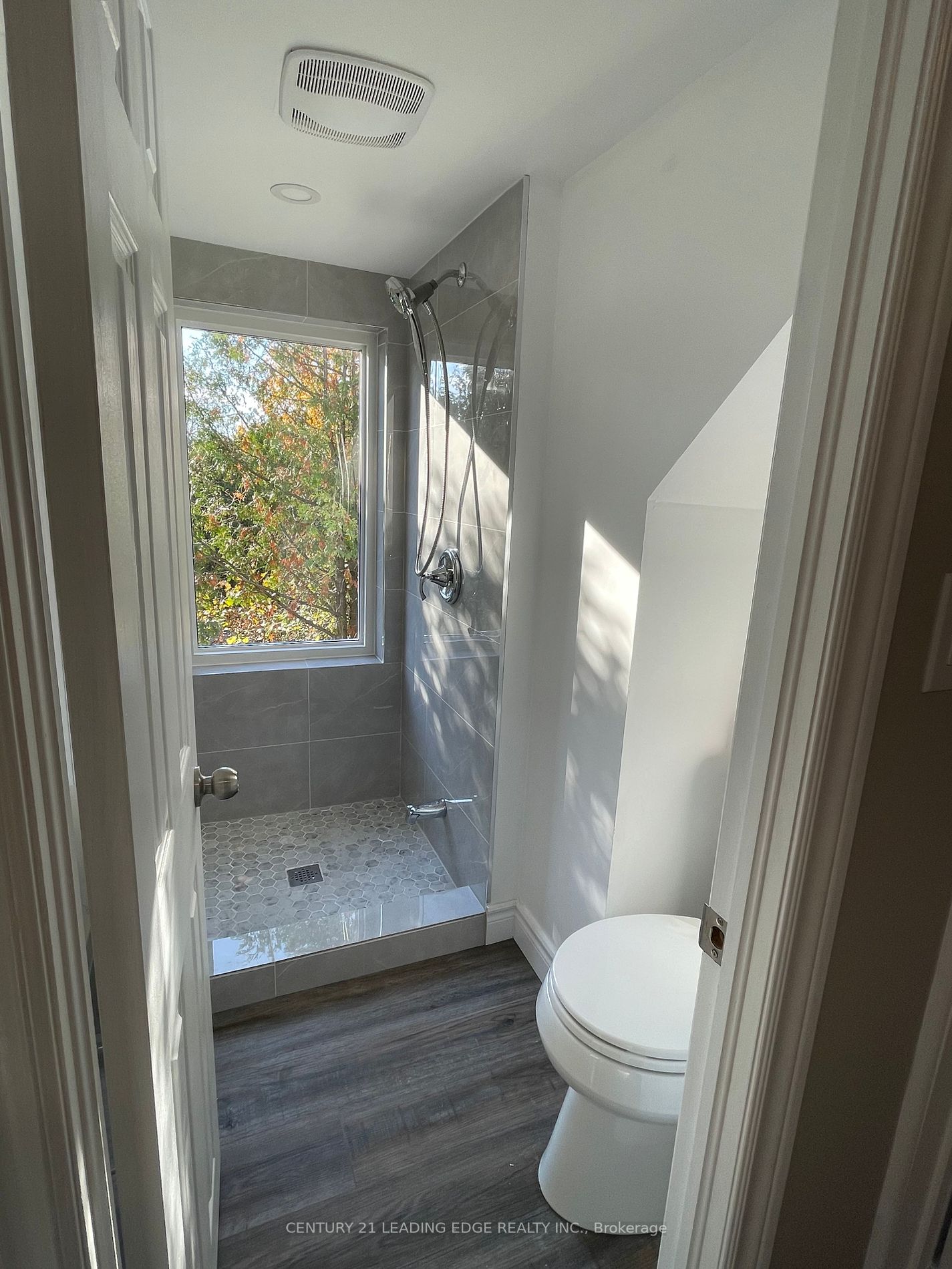 1098 Ritson Rd N Property Photo 12