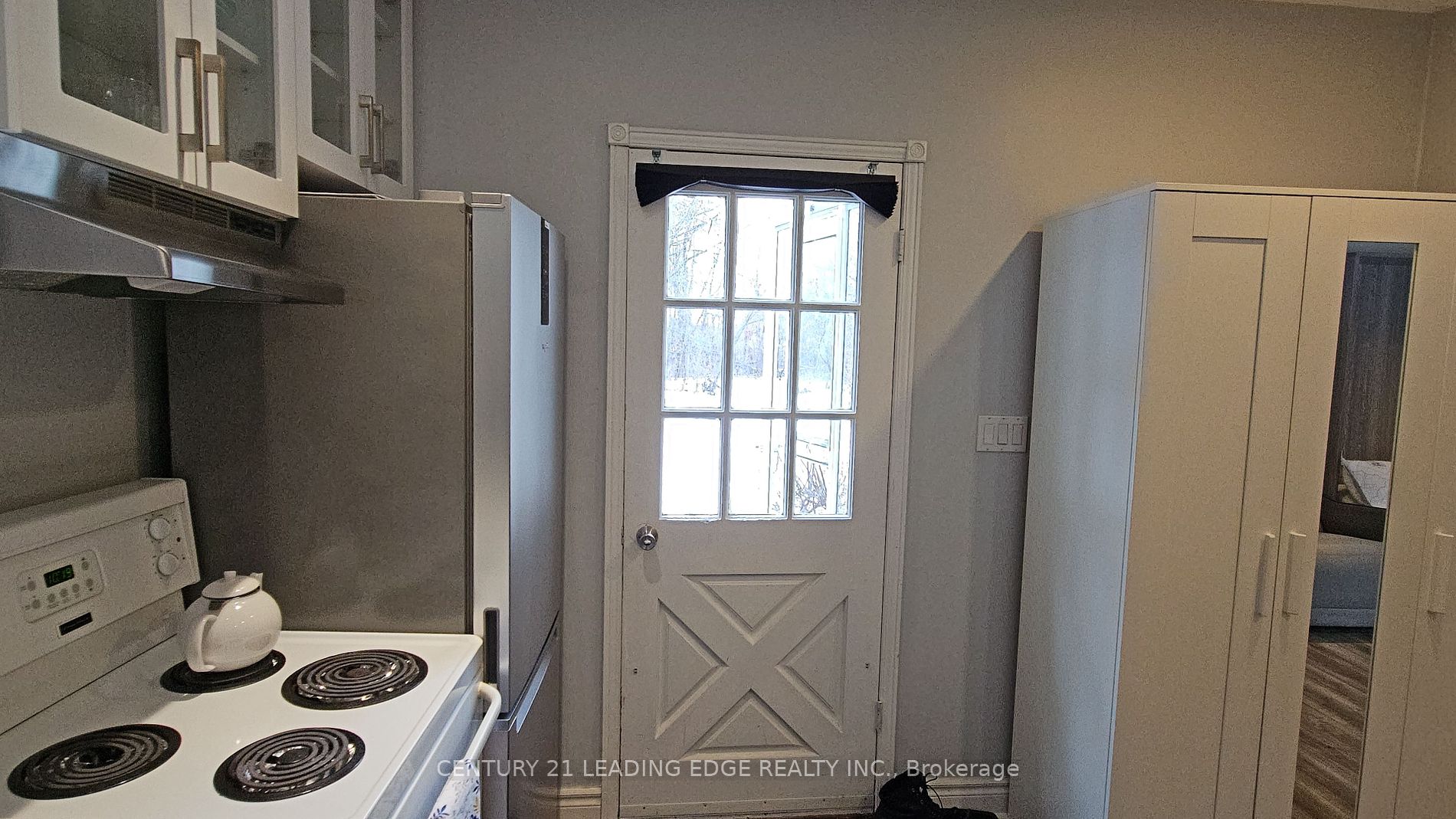 1098 Ritson Rd N Property Photo 9