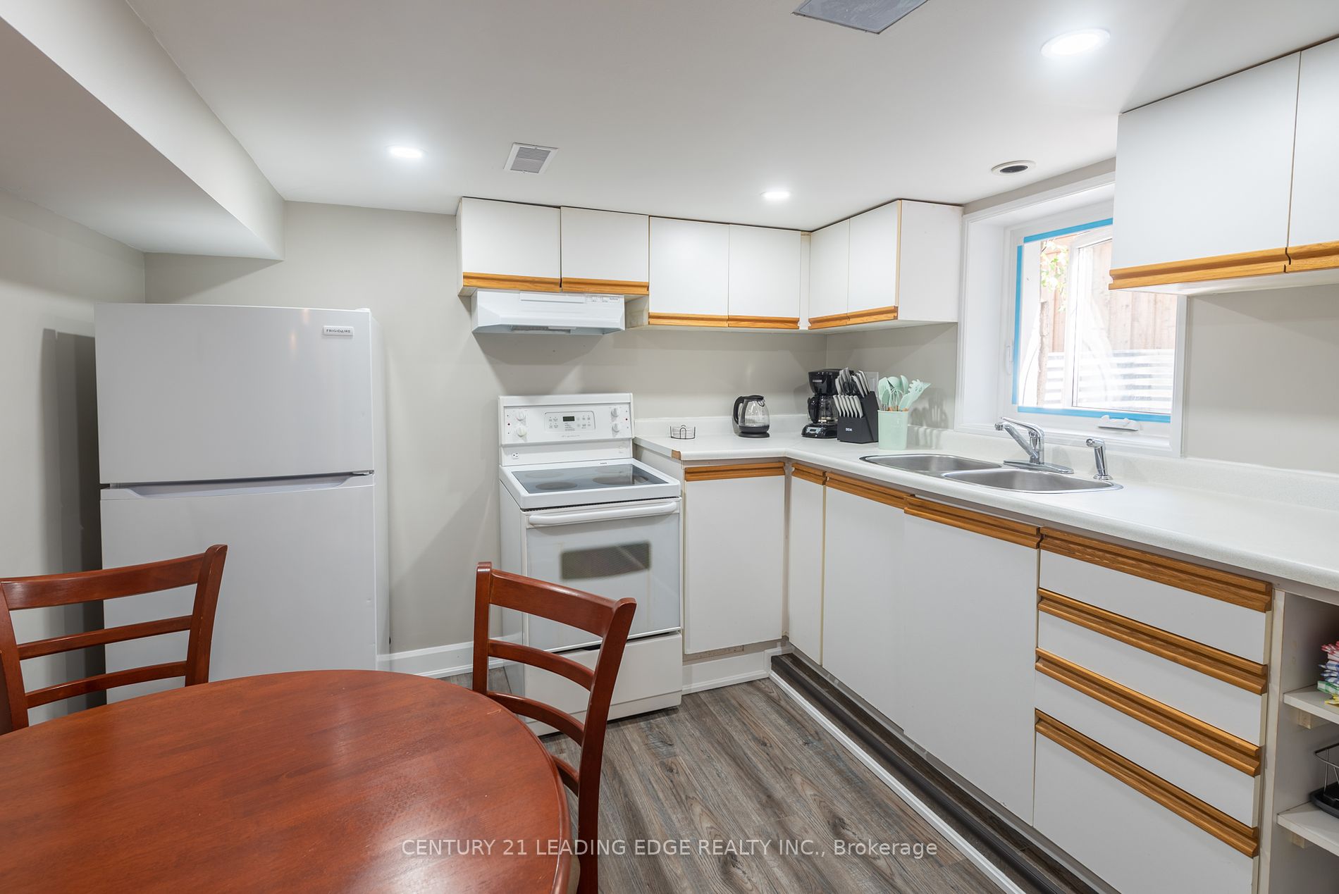 1098 Ritson Rd N Property Photo 2