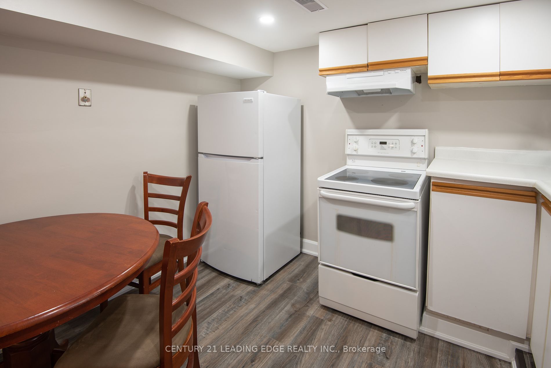 1098 Ritson Rd N Property Photo 6
