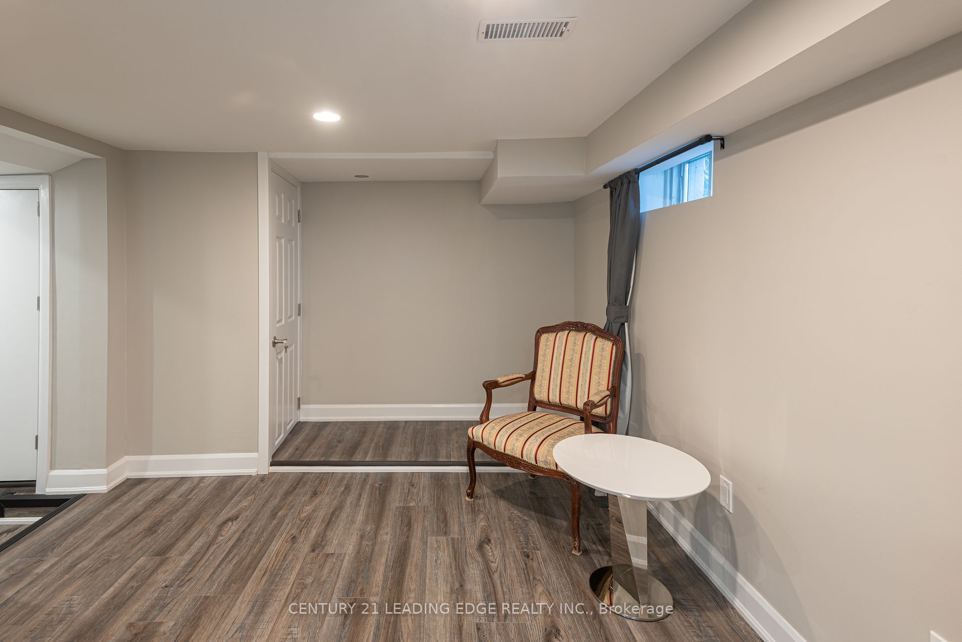 1098 Ritson Rd N Property Photo 11