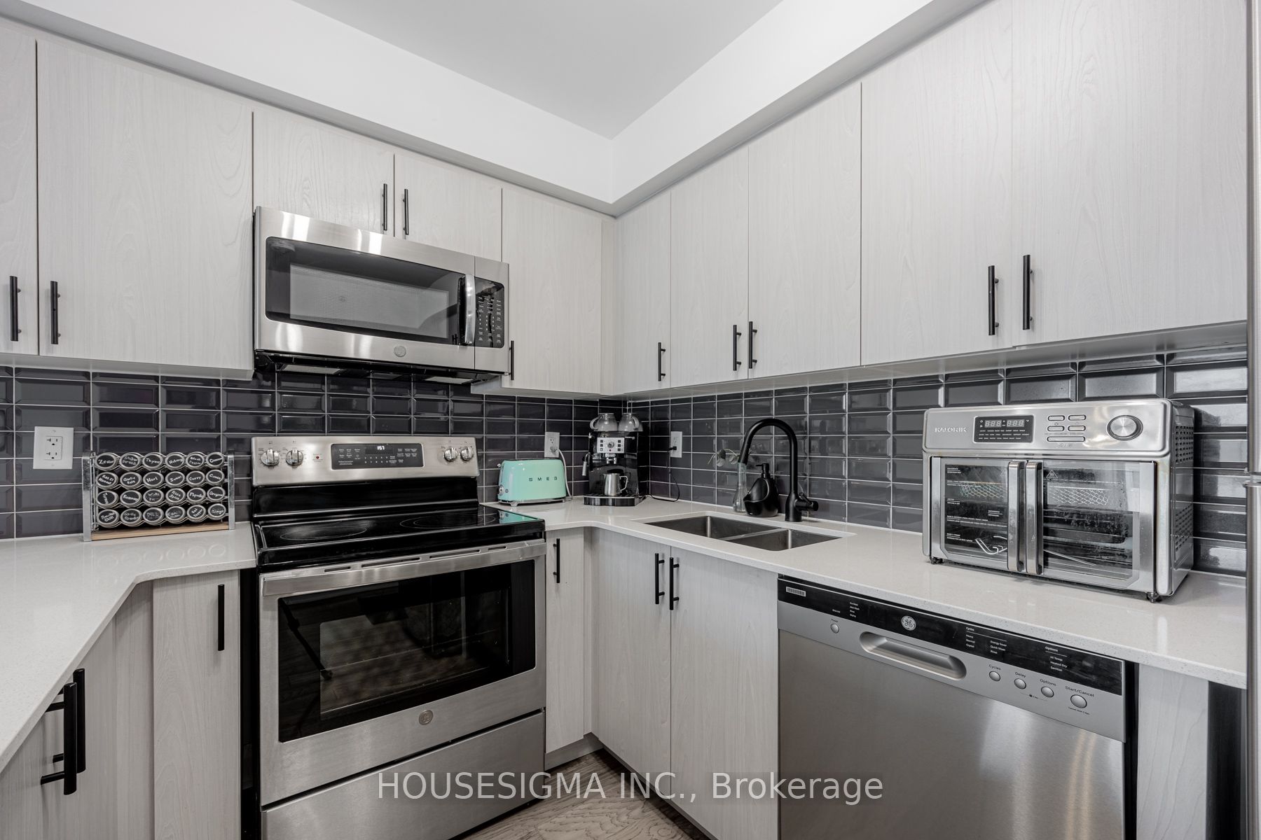 27 Somers Ave 302 Property Photo 13