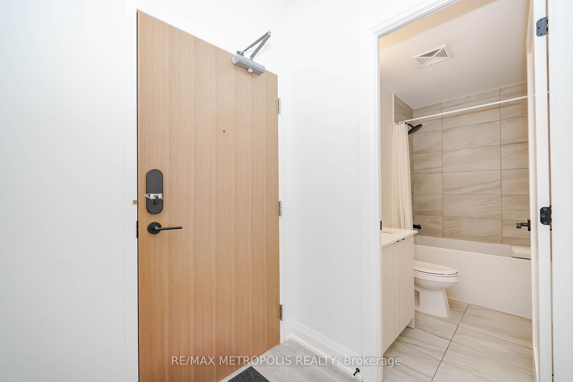 2369 Danforth Ave 6 Property Photo 9