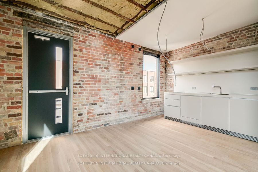 972 Queen St E Property Photo 9