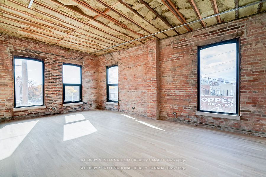 972 Queen St E Property Photo 11
