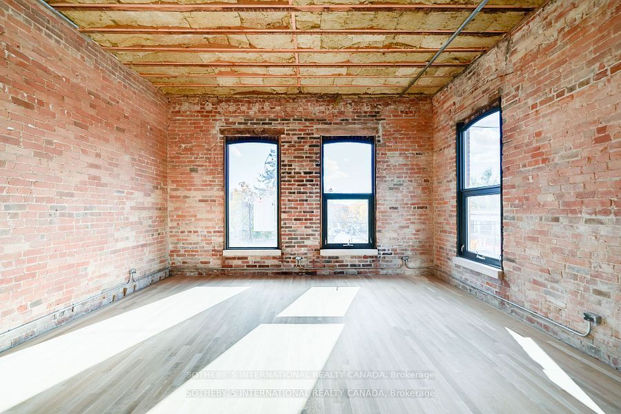 972 Queen St E Property Photo 12