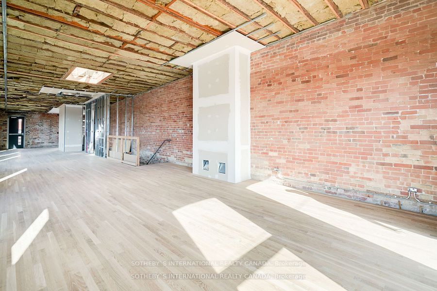 972 Queen St E Property Photo 13