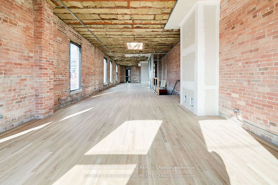 972 Queen St E Property Photo 14