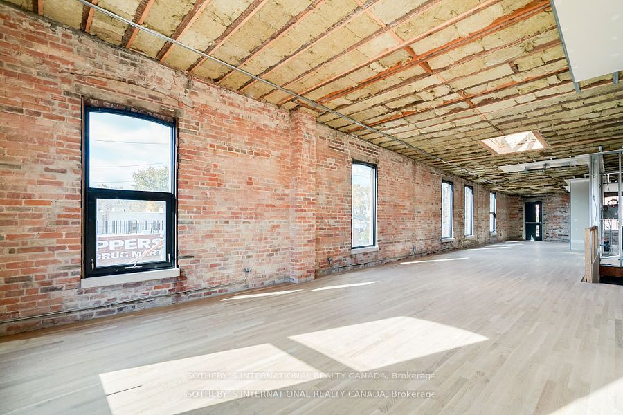 972 Queen St E Property Photo 15