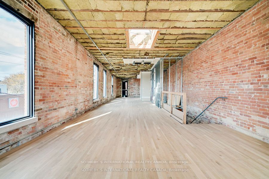 972 Queen St E Property Photo 16