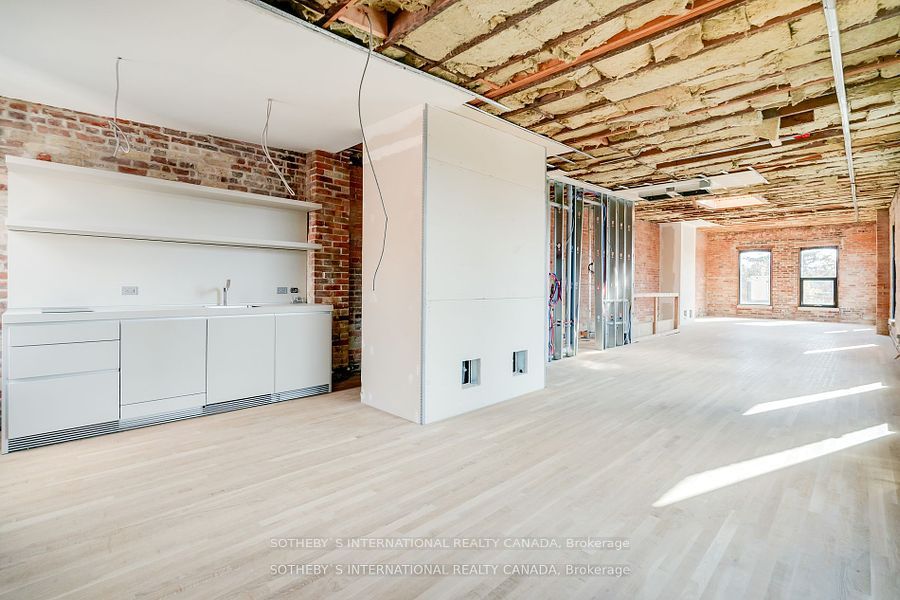 972 Queen St E Property Photo 17