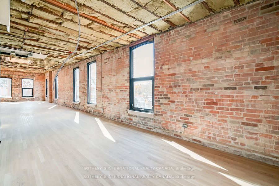 972 Queen St E Property Photo 20