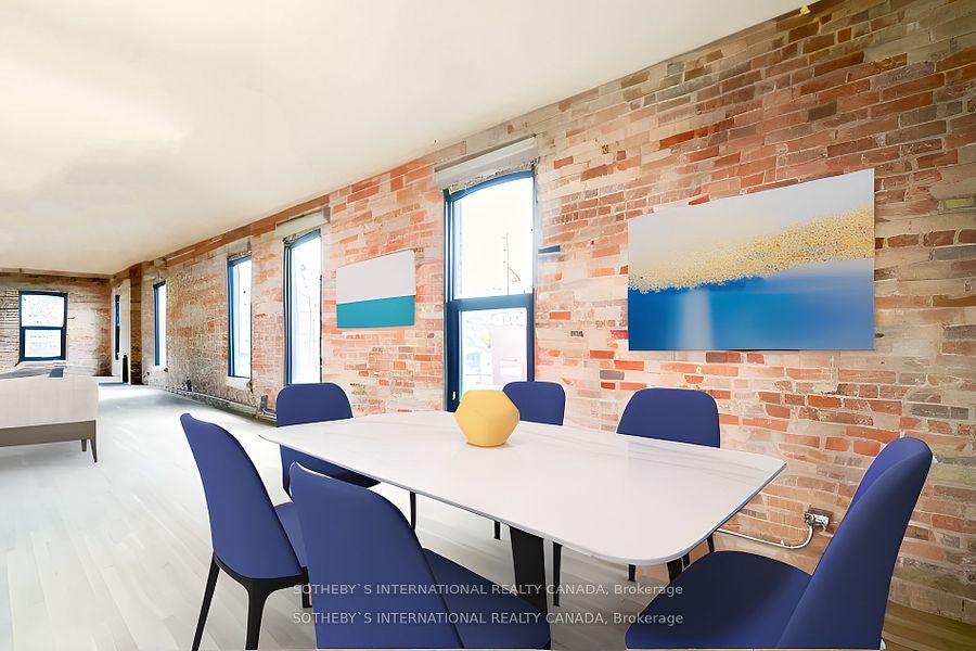 974 Queen St E Property Photo 6