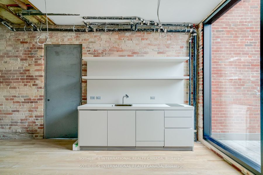 974 Queen St E Property Photo 11