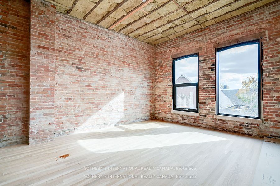 974 Queen St E Property Photo 12