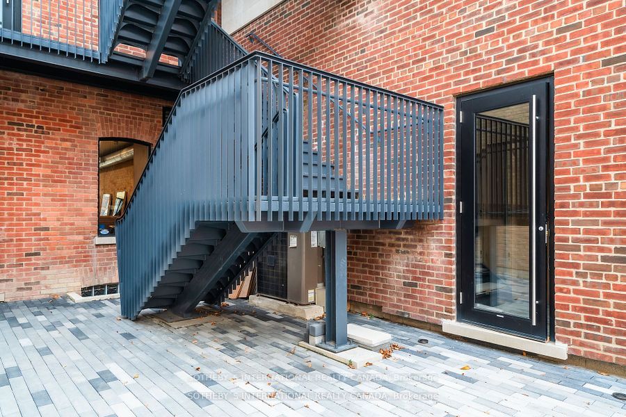 974 Queen St E Property Photo 15
