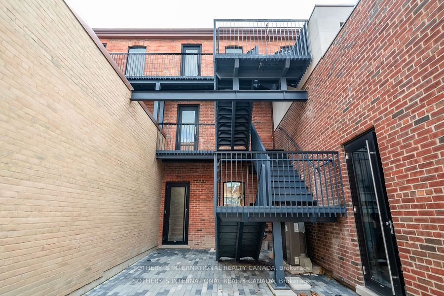 974 Queen St E Property Photo 16