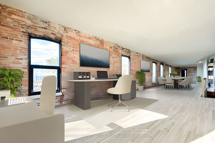 972 Queen St E Property Photo 7