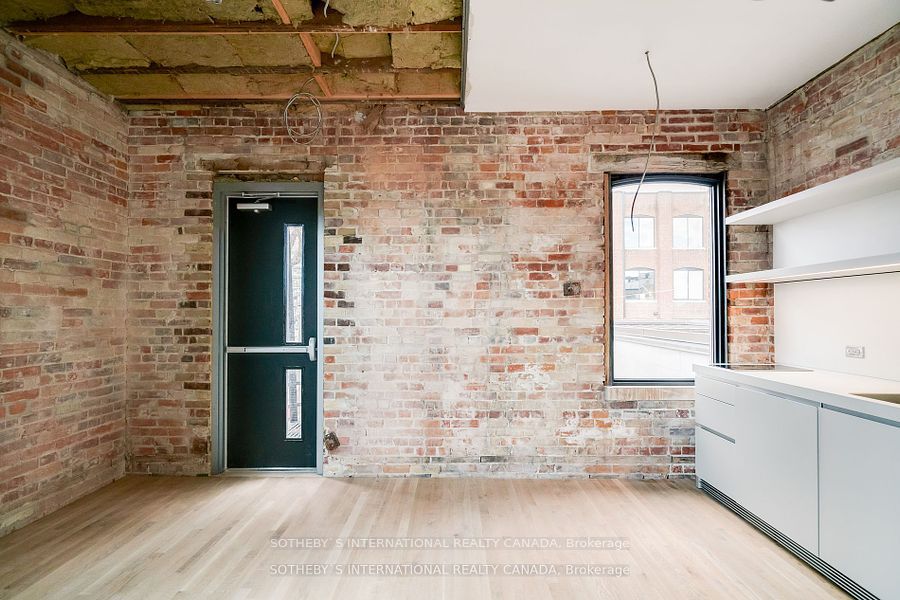 972 Queen St E Property Photo 9