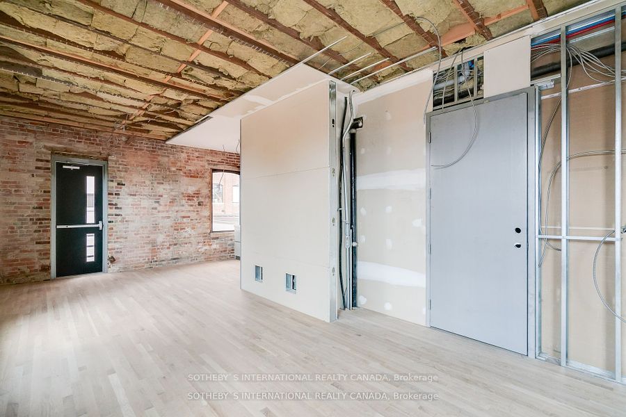 972 Queen St E Property Photo 11