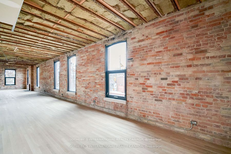 972 Queen St E Property Photo 13