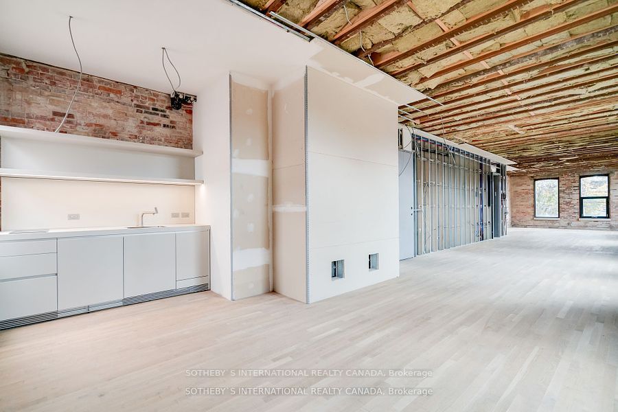 972 Queen St E Property Photo 15