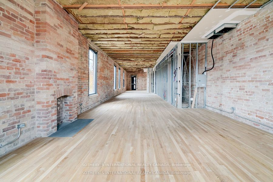 972 Queen St E Property Photo 19