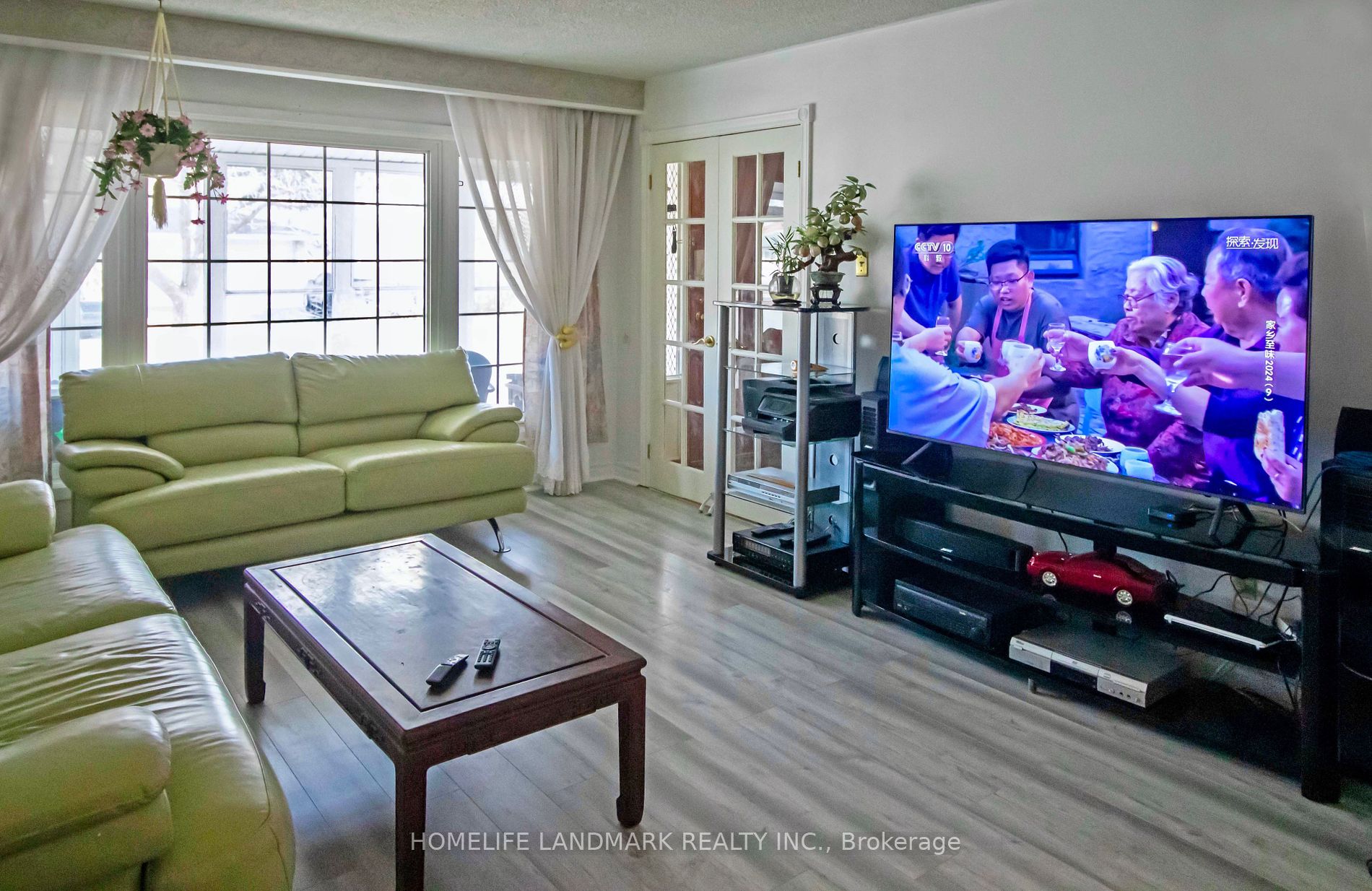 48 Tidworth Sq Property Photo 5