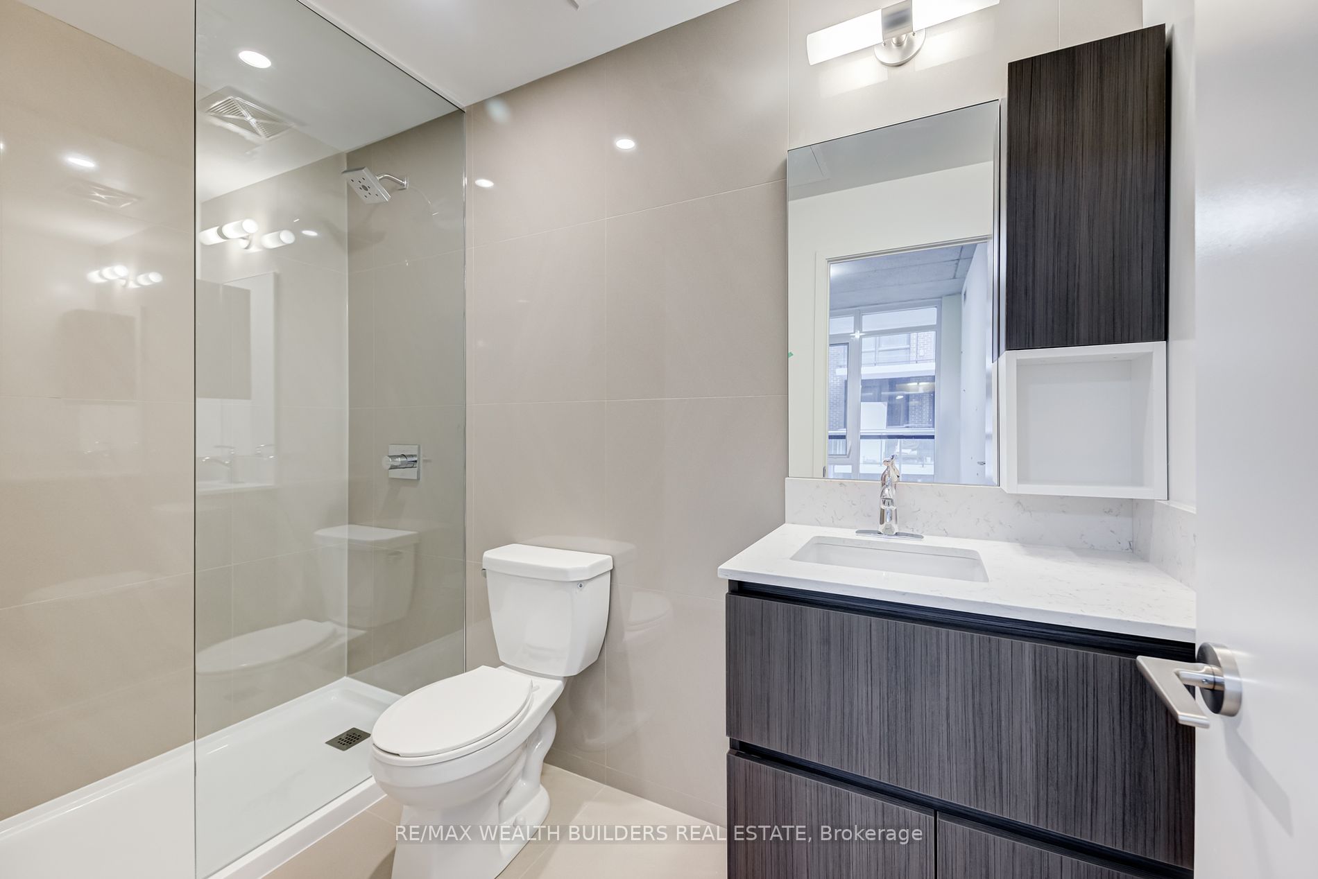 665 Queen St E 14 Property Photo 10