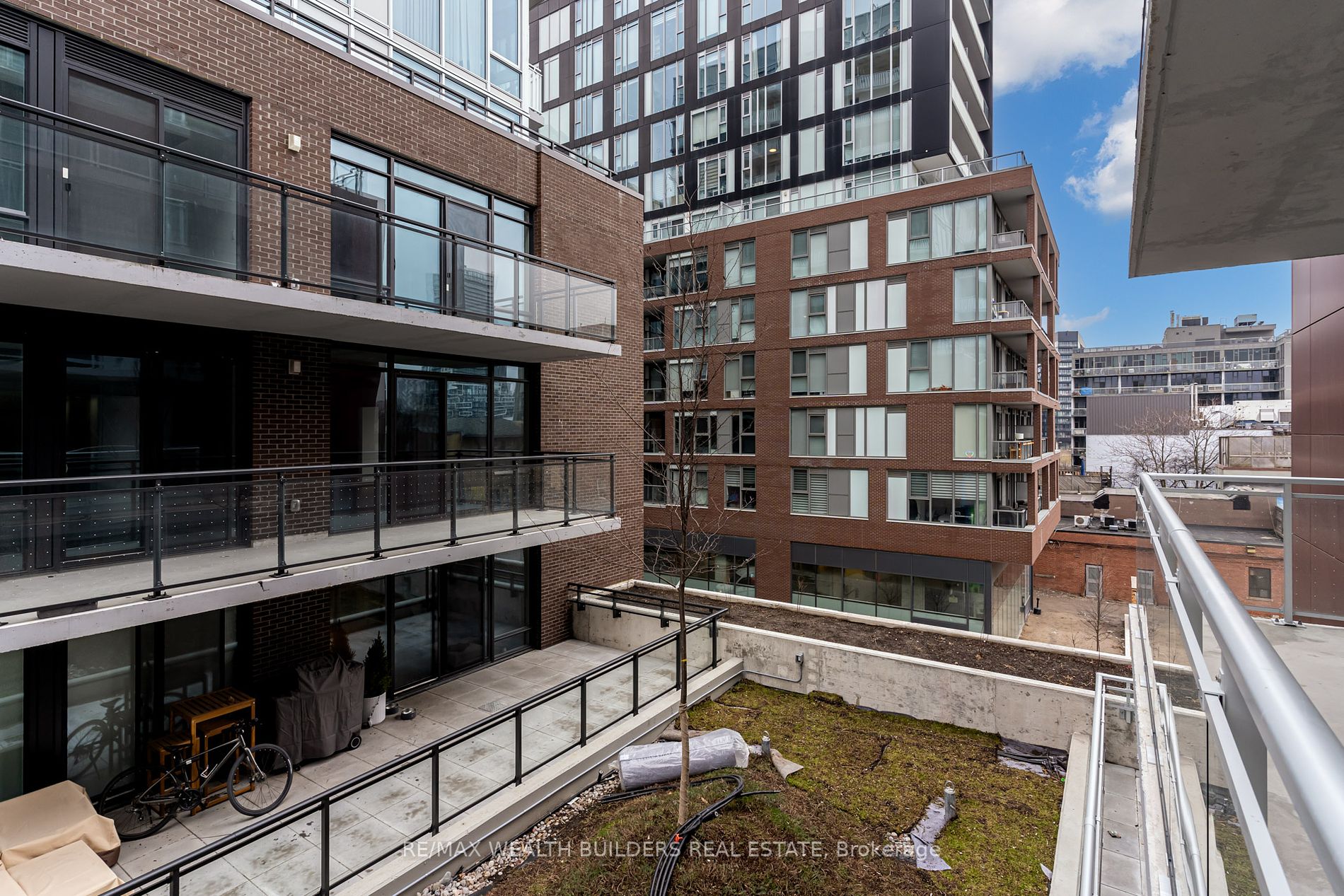 665 Queen St E 14 Property Photo 16