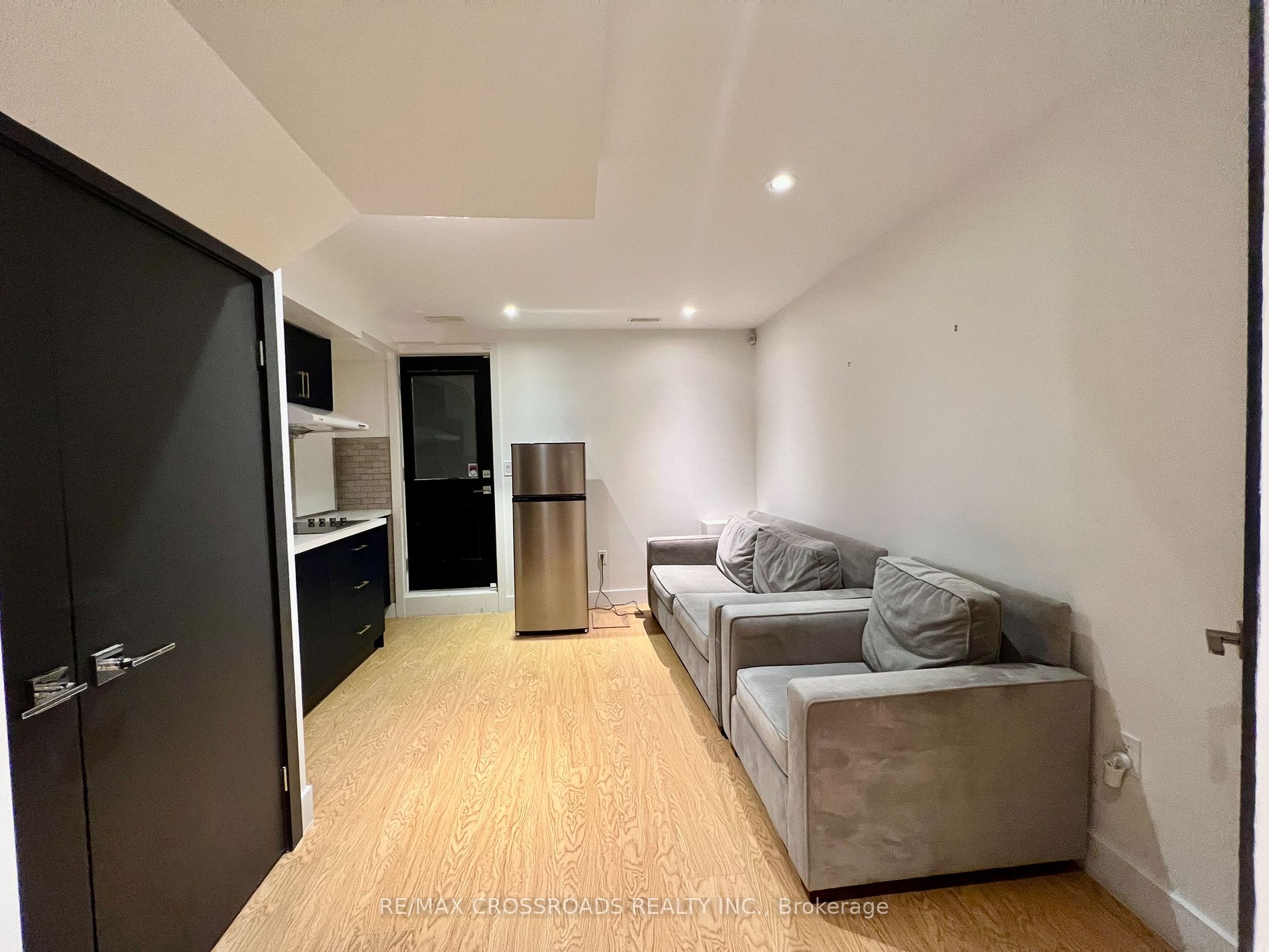 15 Milverton Blvd Property Photo 2