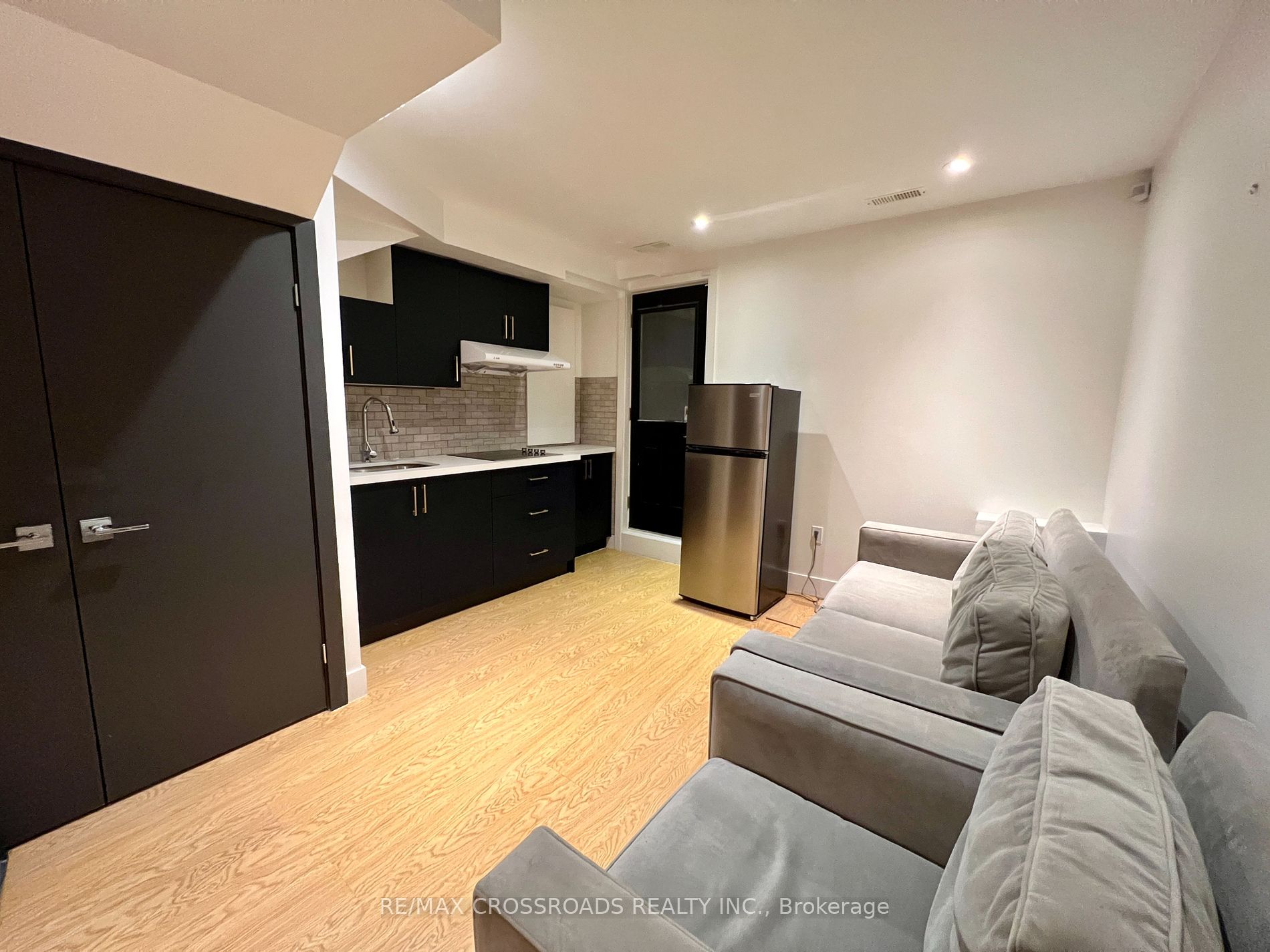 15 Milverton Blvd Property Photo 3