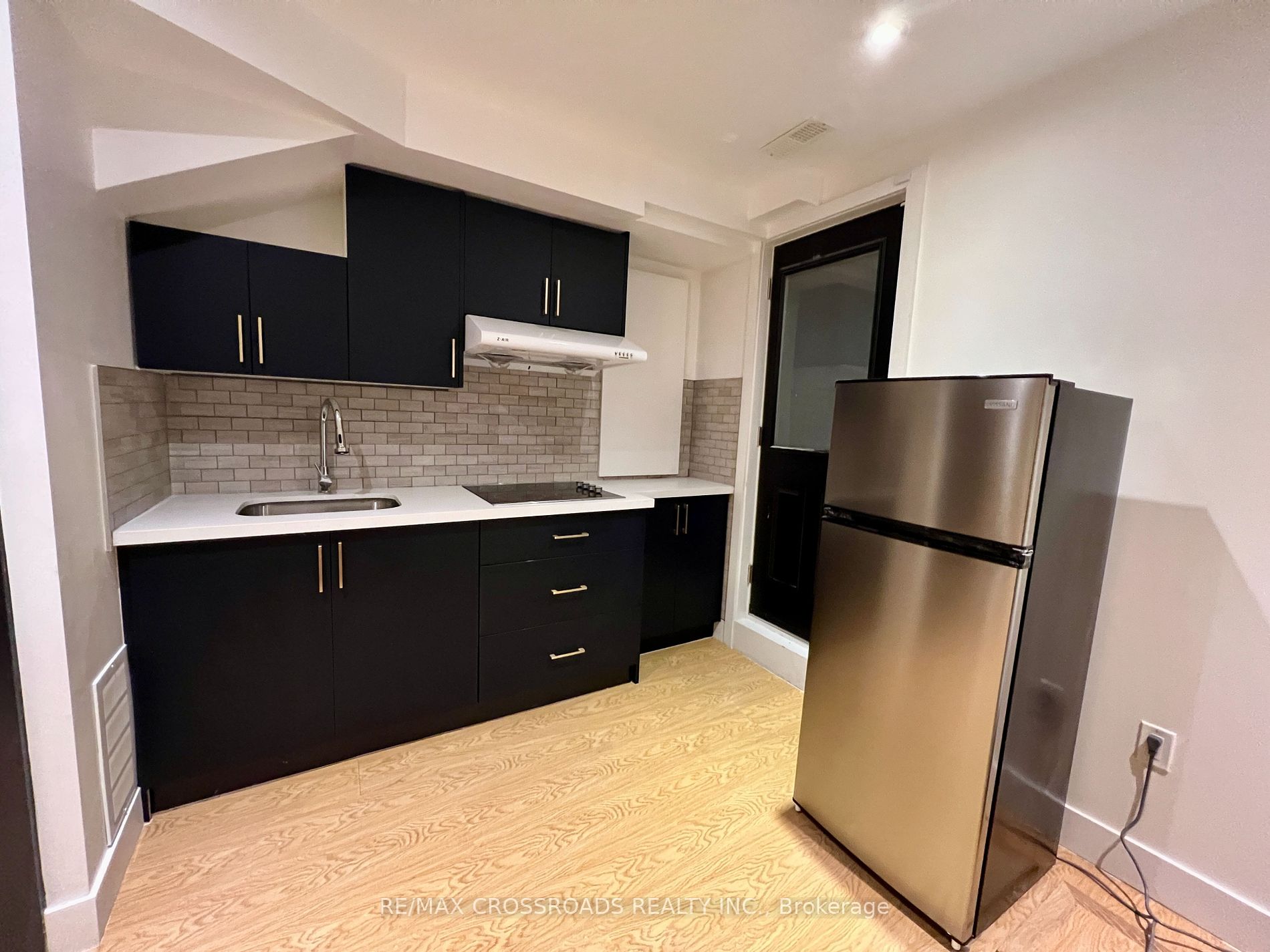 15 Milverton Blvd Property Photo 4