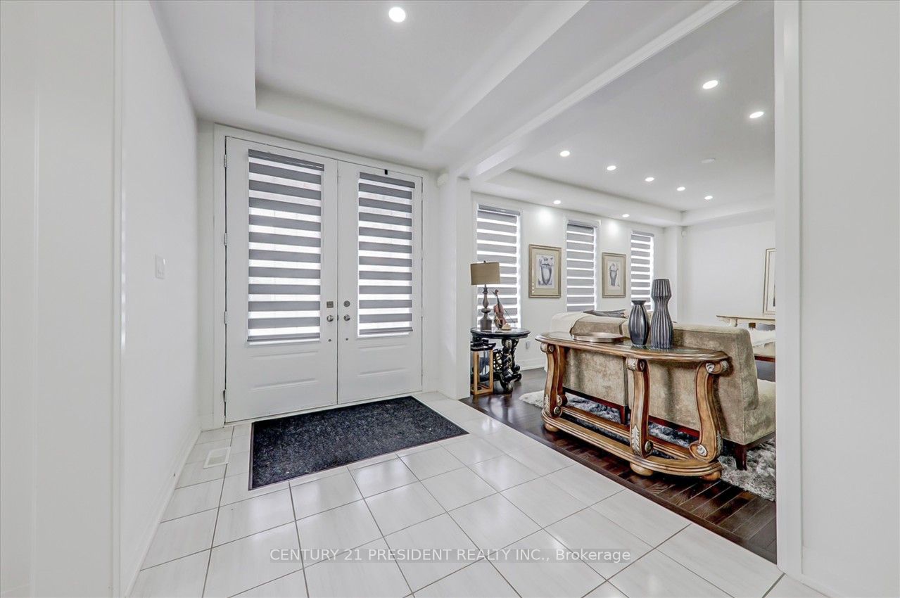 18 Blenheim Circ Property Photo 5