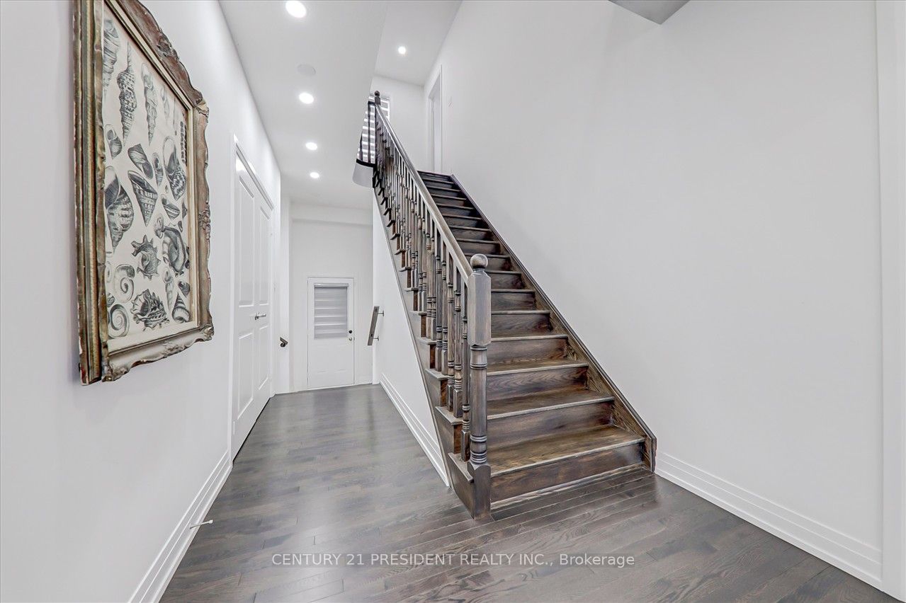 18 Blenheim Circ Property Photo 19