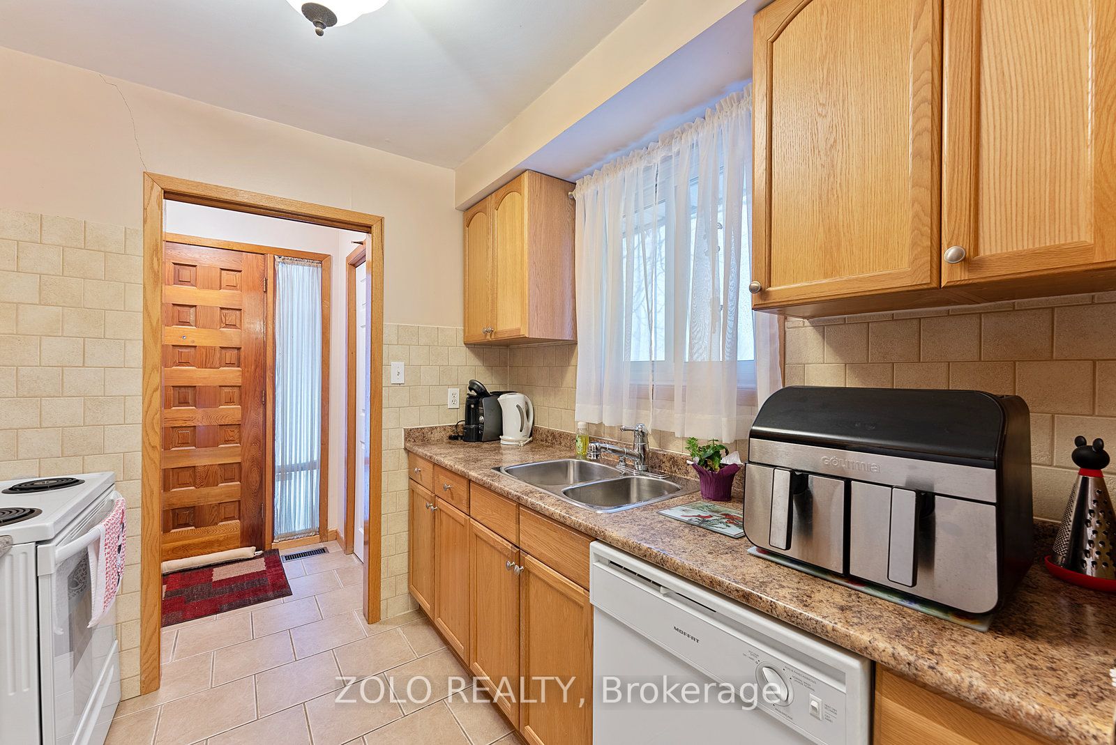 656 Sheppard Ave Property Photo 9