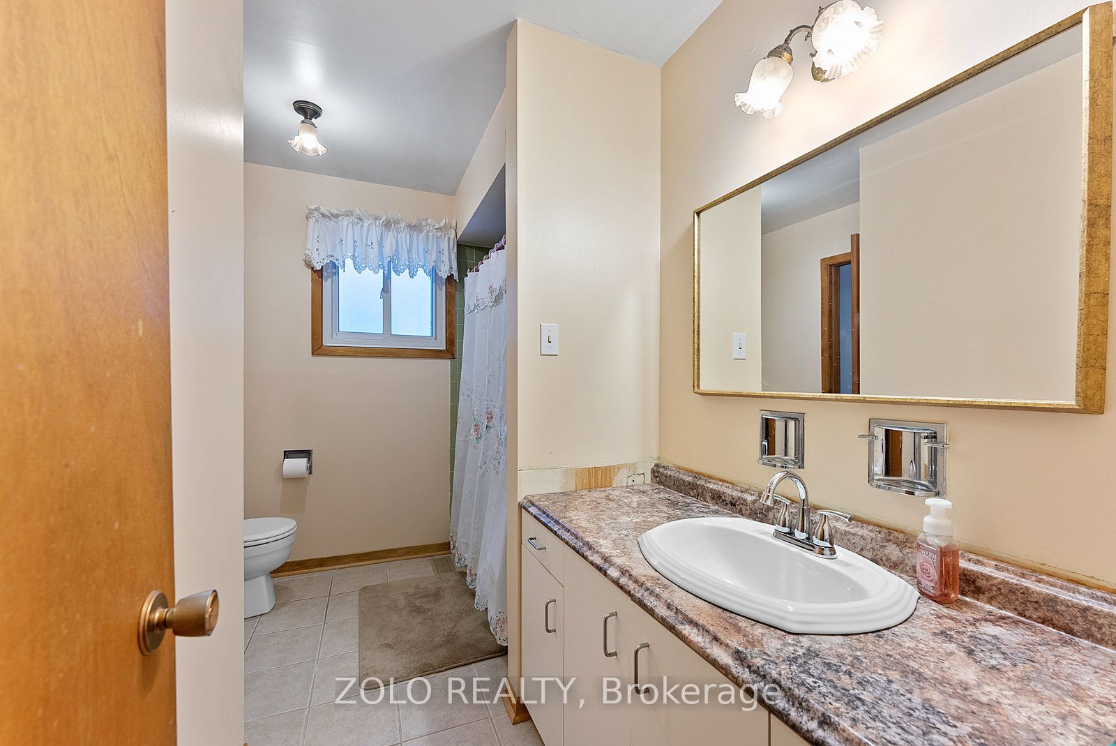 656 Sheppard Ave Property Photo 22