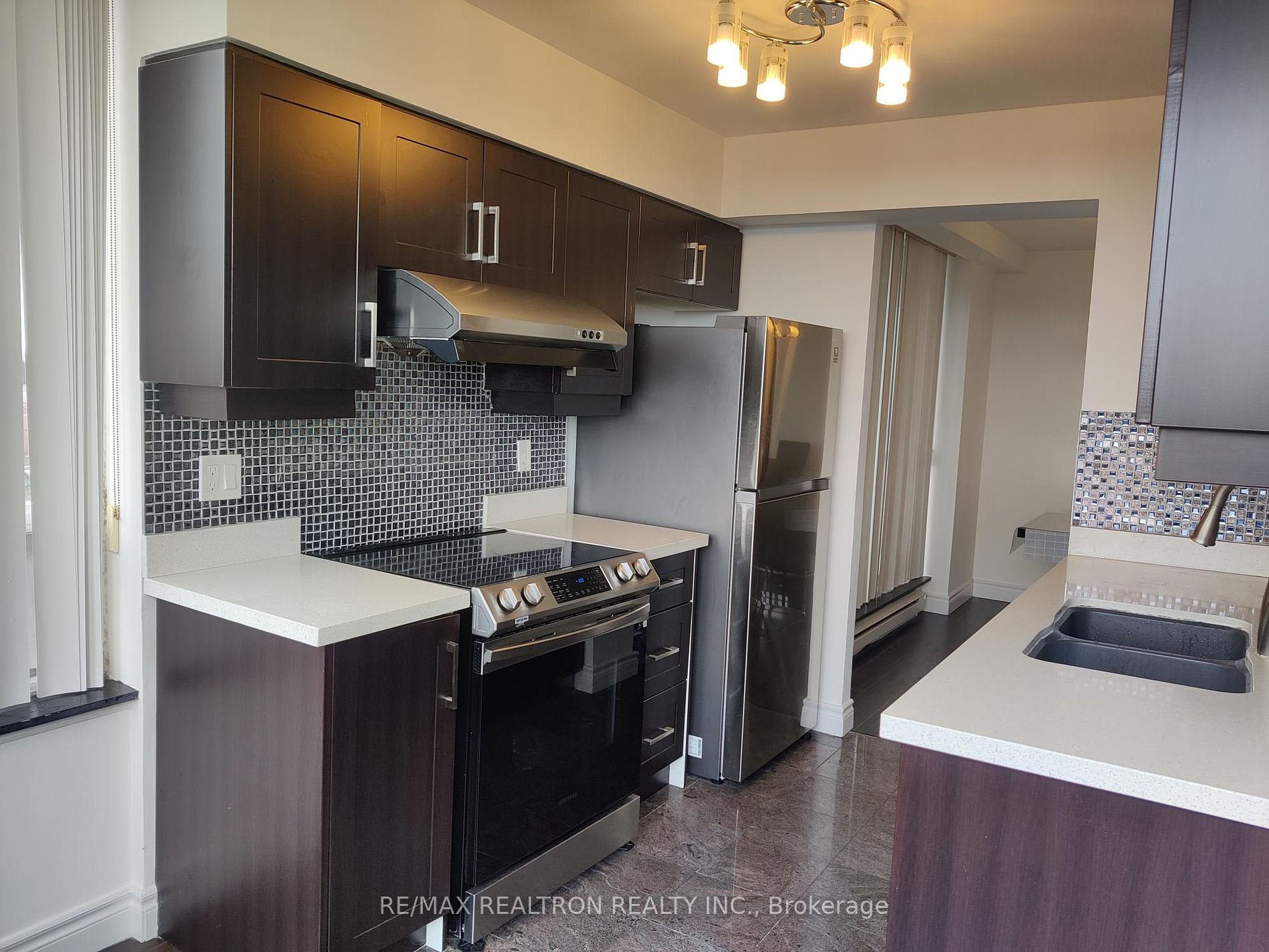 150 Alton Towers Circ 10 Property Photo 8