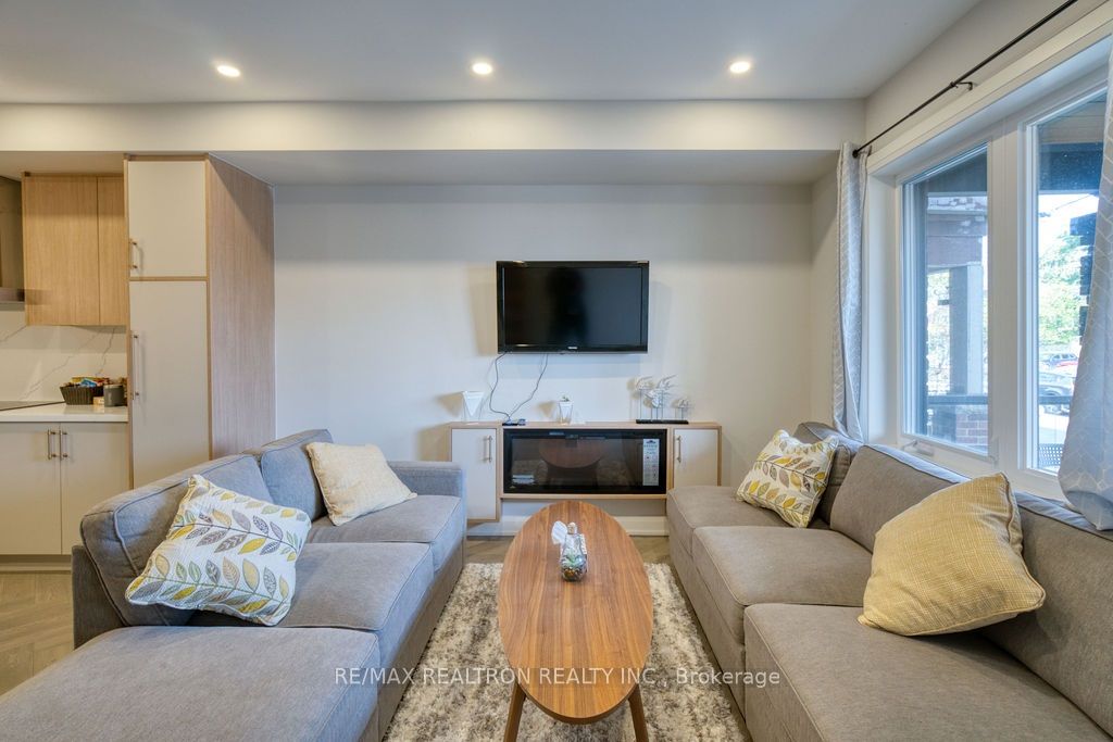 24 Erindale Ave Property Photo 5
