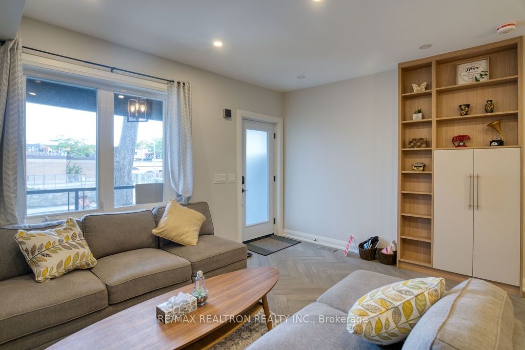 24 Erindale Ave Property Photo 8