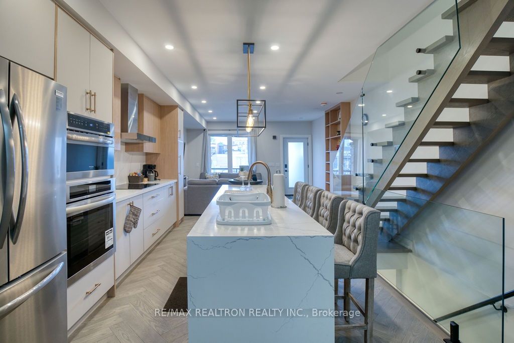24 Erindale Ave Property Photo 11