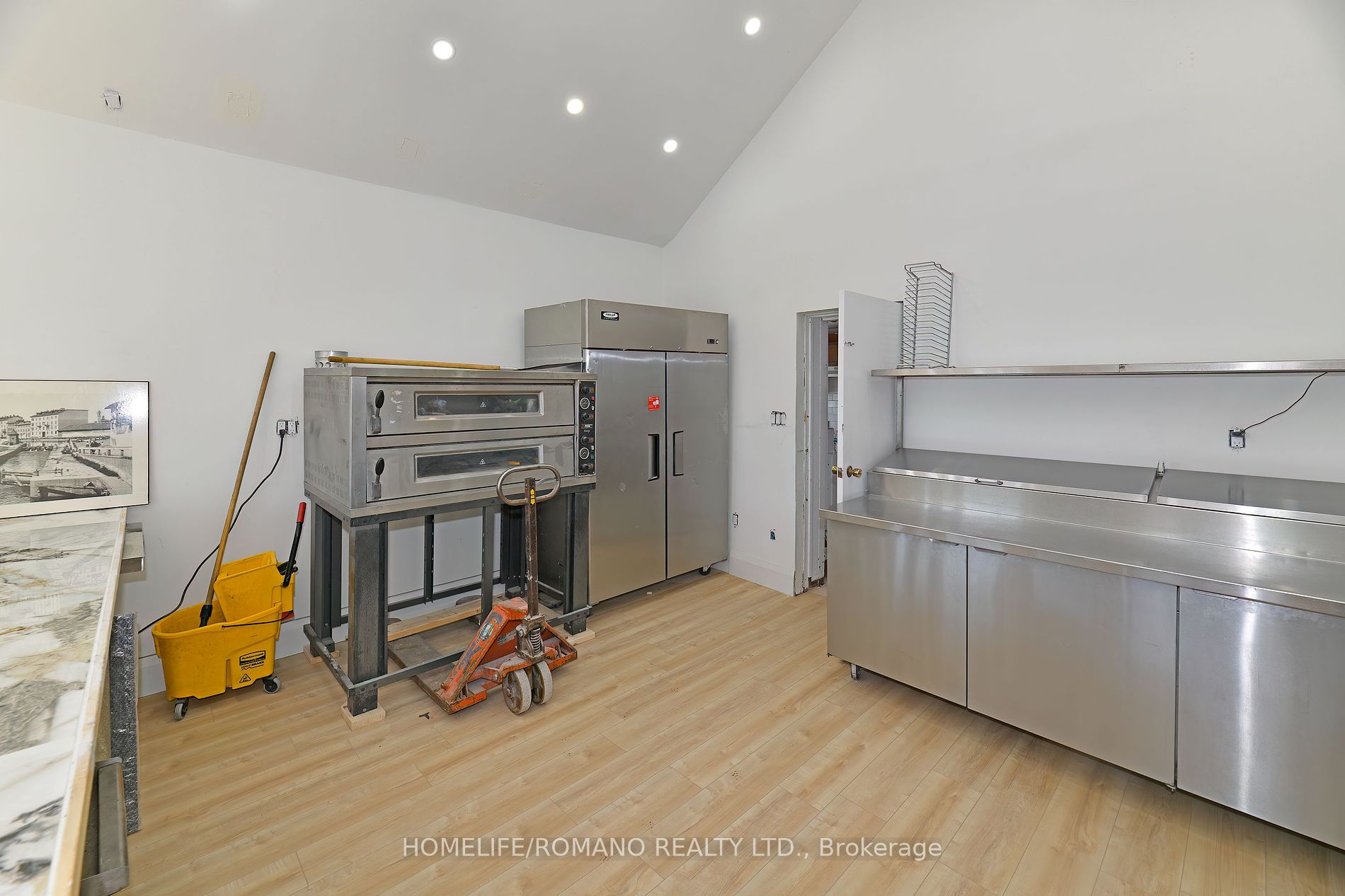248 Bloor St E Property Photo 18